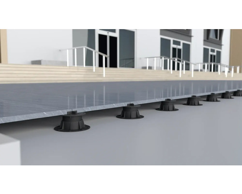 Plăci de terasă pe sistem de suporturi reglabile în fața unei clădiri