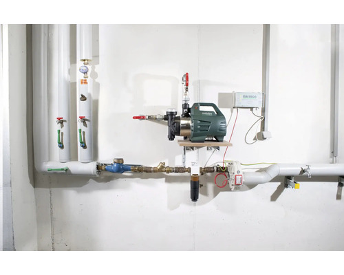 Instalație hidrofor cu pompă, țevi și tehnologie aferentă pe un perete