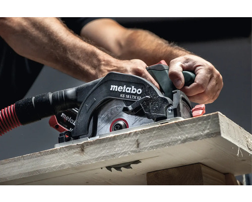 Fierăstrău circular portabil Metabo KS 18 LTX 57 care taie o scândură de lemn