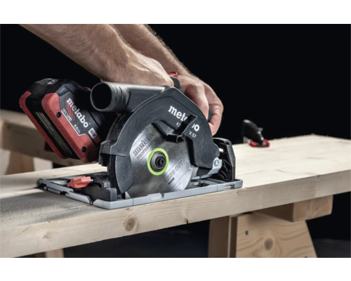 Fierăstrău circular manual cu acumulator Metabo care taie lemn