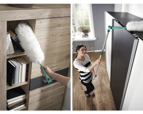 O femeie curăță mobilierul cu un pămătuf.