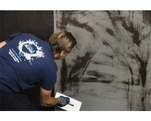 Aplicarea mortarului de etanșare pe un perete cu o mistrie