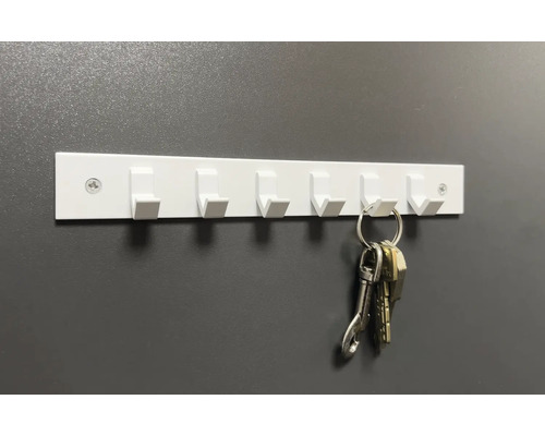 Bară de haine albă cu șase cârlige pentru montare pe perete cu chei