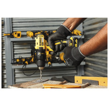 Găurire cu o șurubelniță cu acumulator DeWalt într-un atelier