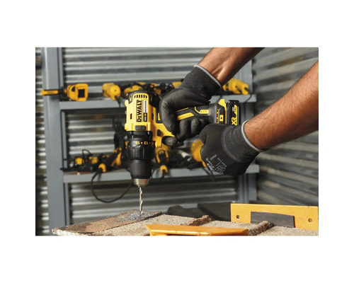 Găurire cu o șurubelniță cu acumulator DeWalt într-un atelier