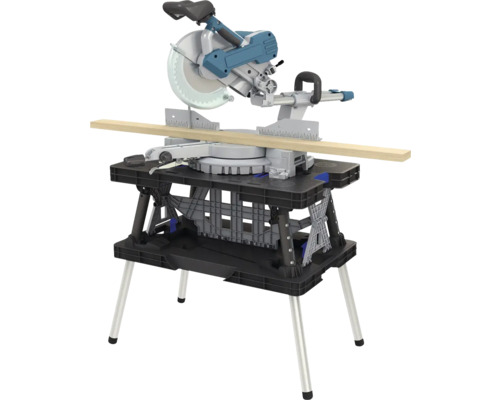 Fierăstrău circular de tăiat în unghi pe masă de lucru cu piesa de lucru din lemn