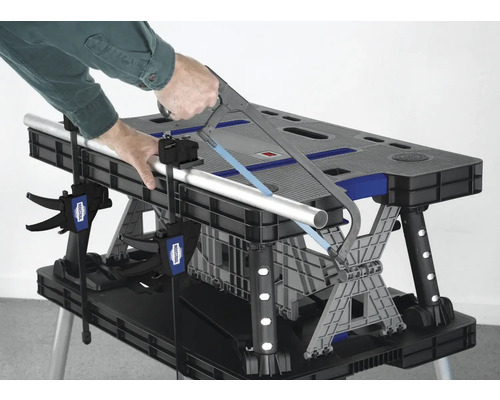 Țeavă tăiată cu un fierăstrău pe un banc de lucru