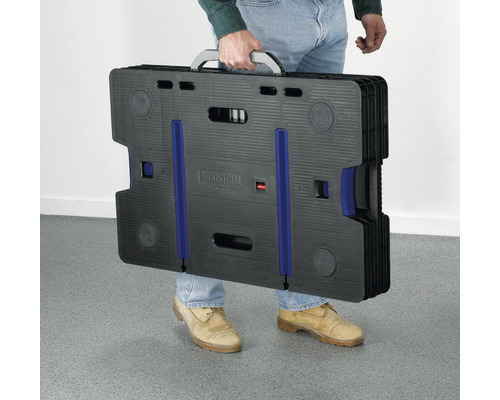 Persoană care poartă bancul de lucru pliat