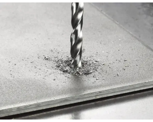 Burghiu pentru metal găurește o placă metalică