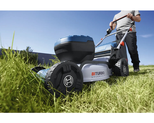 Mașină de tuns iarba cu acumulator care tunde gazonul în grădină