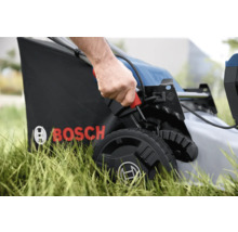 Prim-plan cu o mașină de tuns iarba în uz, cu coș colector și logo-ul Bosch
