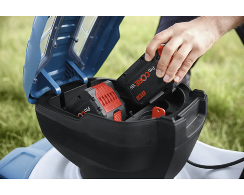 Introducerea unei baterii într-o mașină de tuns iarba