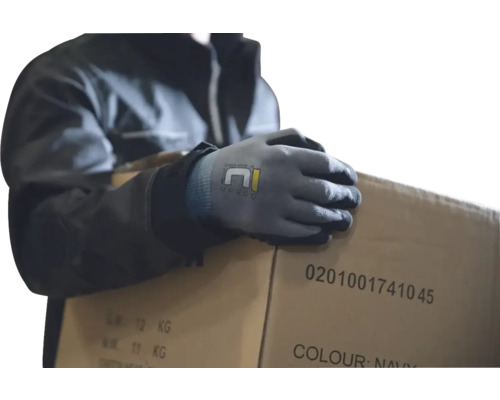 Bărbat cu mănuși de protecție ținând o cutie de carton