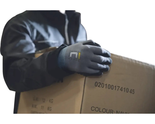 Persoană cu mănuși de lucru care poartă o cutie de carton