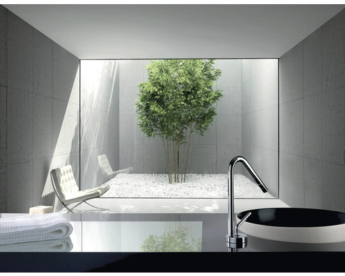 Baie modernă cu chiuvetă, robinet și vedere la o curte interioară cu bambus și pietriș alb