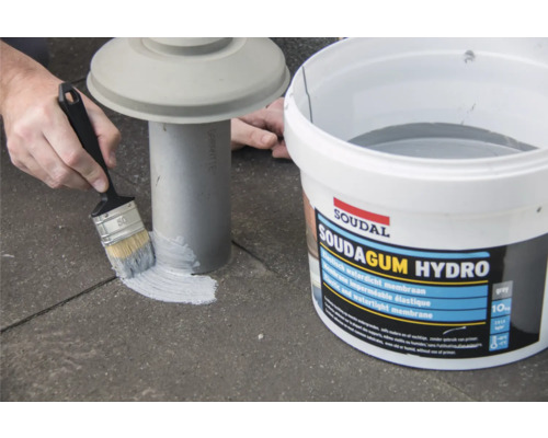 Aplicarea etanșantului Soudagum Hydro cu o pensulă pe o țeavă