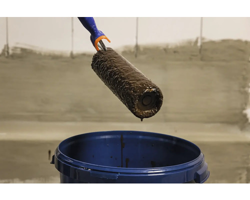 Rola de vopsit deasupra unei găleți cu vopsea.