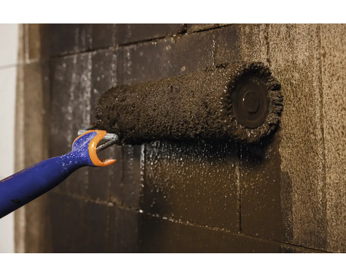 Etanșare perete cu o perie de etanșare.