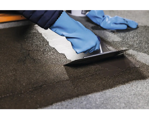 Aplicarea șapei cu mistria pe o podea