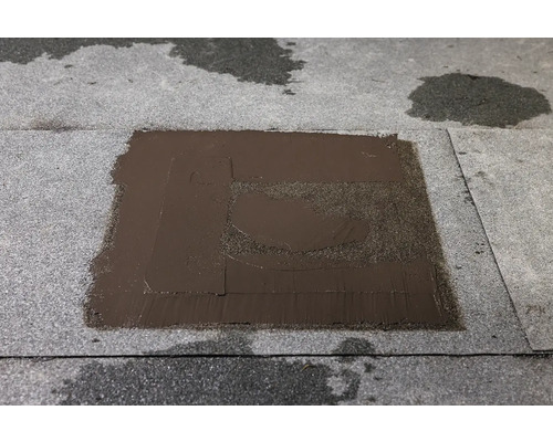 Membrană bituminoasă sudată reparată pe un acoperiș.