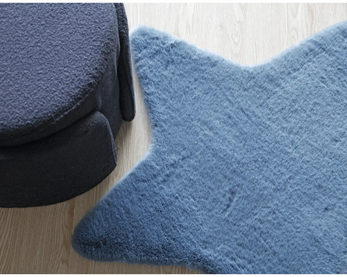 Covor în formă de stea din blană artificială lângă un fotoliu