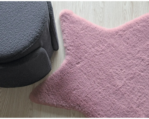 Covor în formă de stea lângă fotoliu gri pe podea de lemn