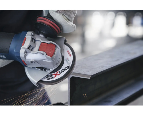 Un polizor unghiular cu X-Lock șlefuiește o bucată de metal, producând scântei.