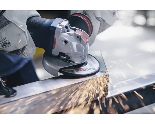 Utilizator șlefuind metal cu un polizor unghiular, scântei zboară