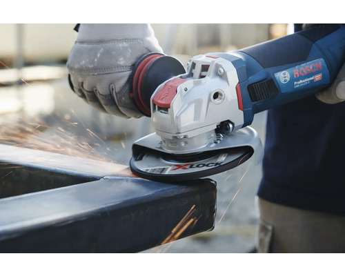 Polizor unghiular cu o mână șlefuind metal cu scântei