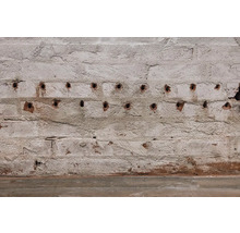 Prim-plan cu un zid de cărămidă cu găuri de foraj.