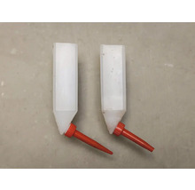 Două sticle dozatoare din plastic cu vârf de dozare