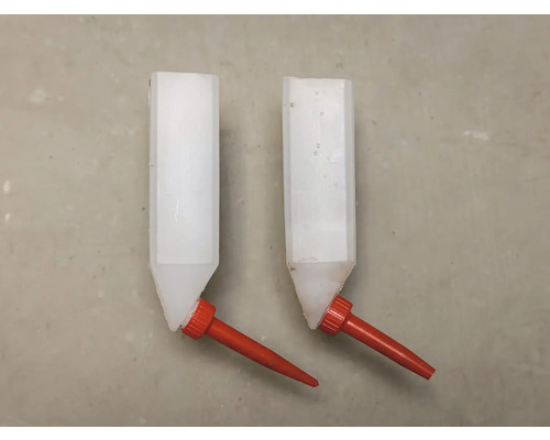 Două sticle dozatoare din plastic cu vârf de dozare