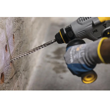 Mașină de găurit care face o gaură într-un perete