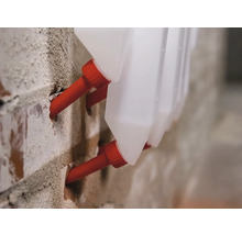 Prim-plan cu hrănitoare din plastic pentru animale atașate pe un perete de cărămidă