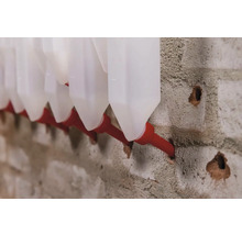 Mai multe adăpătoare pentru animale fixate pe un perete