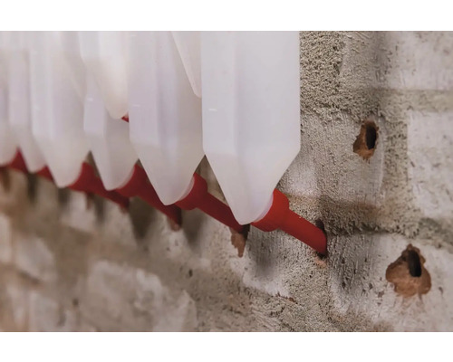 Mai multe adăpătoare pentru animale fixate pe un perete