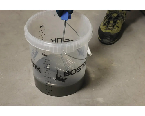 Un recipient cu un lichid este amestecat cu un agitator.