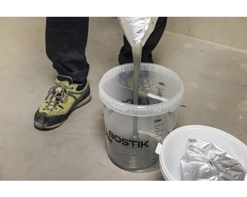 Logo Bostik pe o găleată în care se toarnă un lichid gri