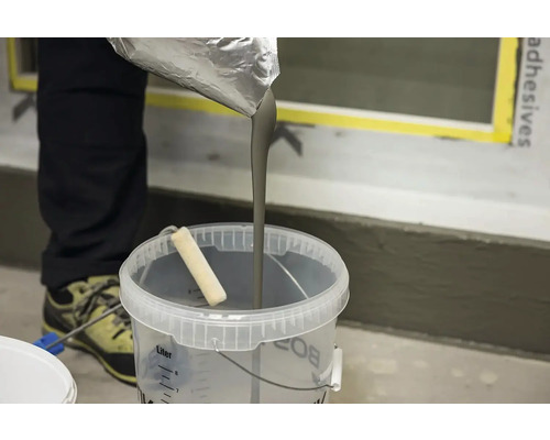 Etanșant lichid turnat într-o găleată