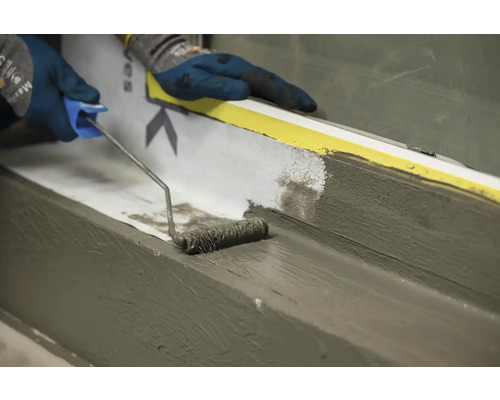 Aplicarea mortarului de etanșare cu o rolă de vopsea