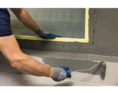 Aplicare etanșant cu trafalet pe un pervaz