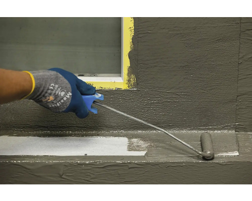 Aplicarea unui material de etanșare cu o rolă pe o suprafață