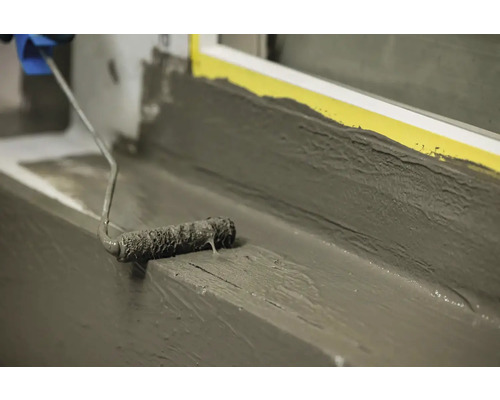 Aplicarea materialului plastic lichid cu trafaletul pe un pervaz