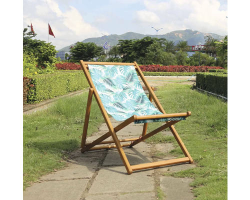 Șezlong din lemn cu model de frunze pe gazon