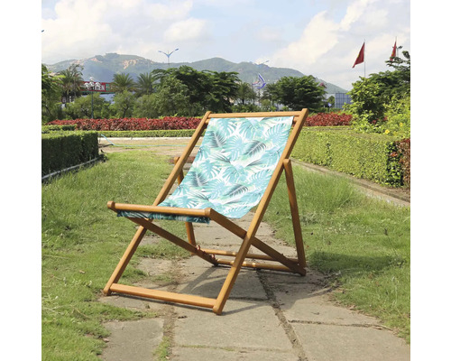 Șezlong din lemn cu model tropical în grădină