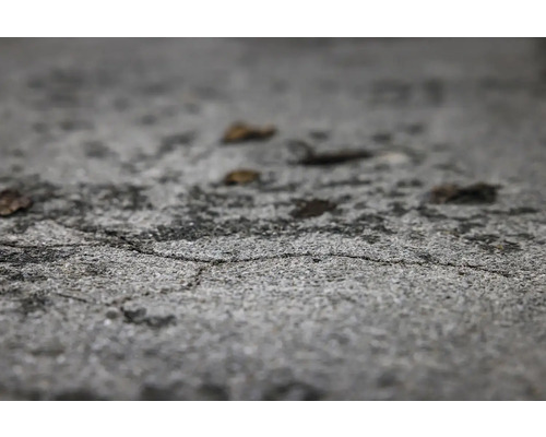 Prim-plan al unei suprafețe de beton aspre cu fisuri mici