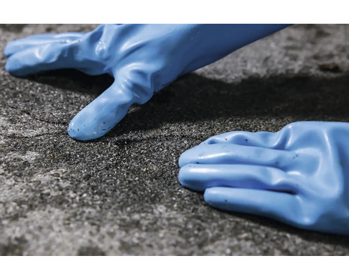 Două mănuși de cauciuc albastre pe o suprafață aspră