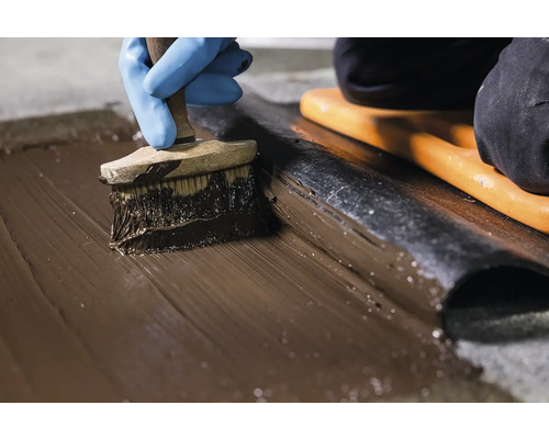 Aplicarea etanșantului cu o pensulă pe o bandă