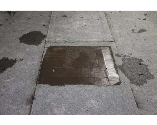 Carton bituminos reparat pe un acoperiș