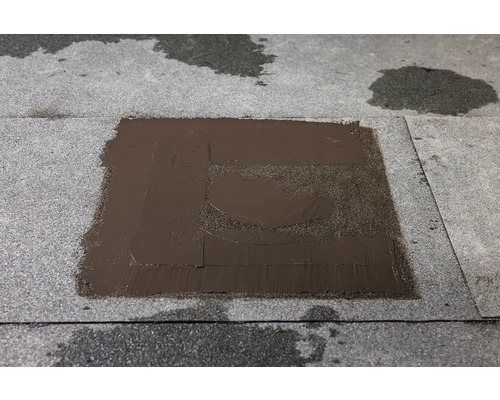 Carton bituminos reparat pe un acoperiș.